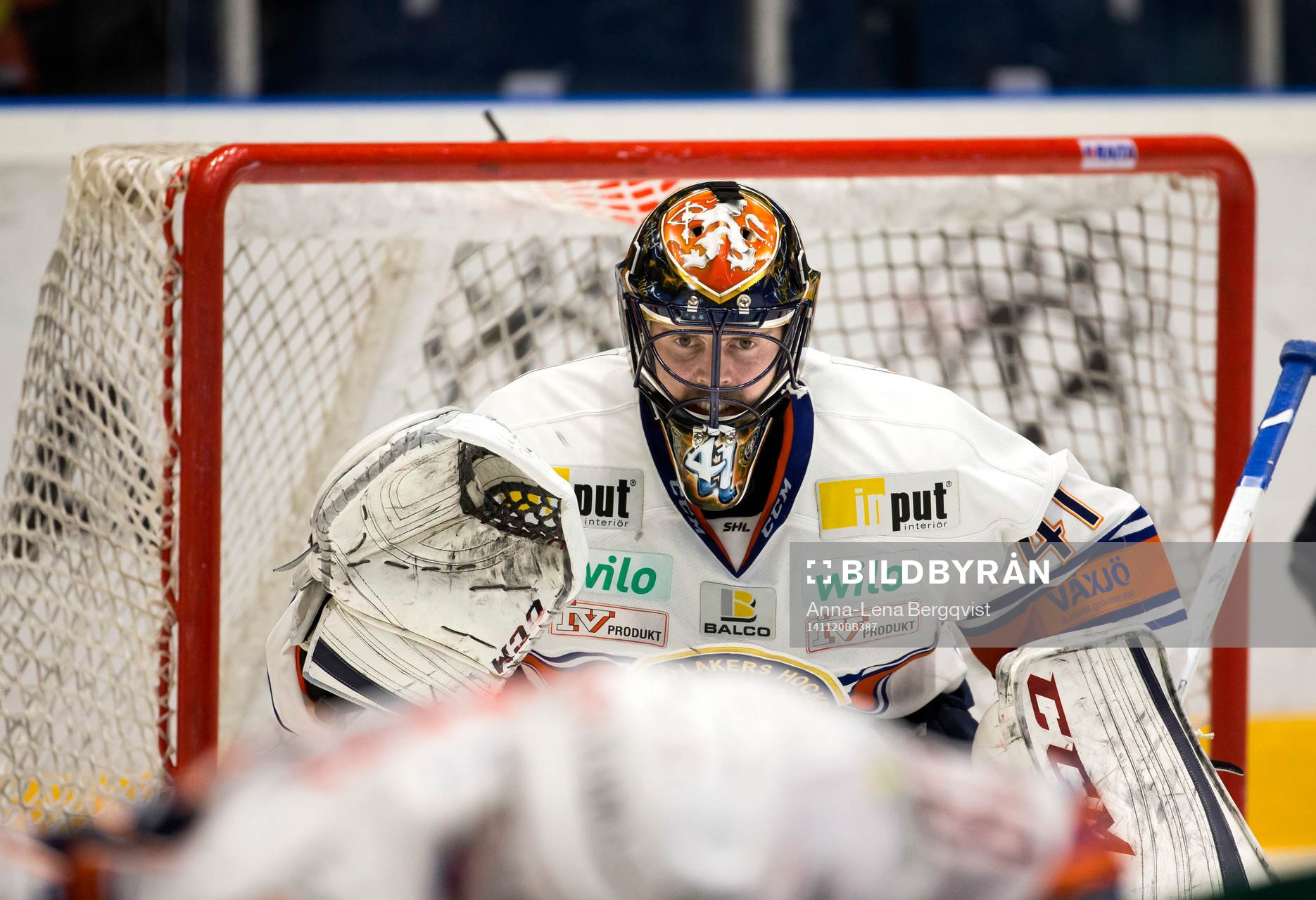 Växjös målvakt Cristopher Nihlstorp fokuserar puck vid
