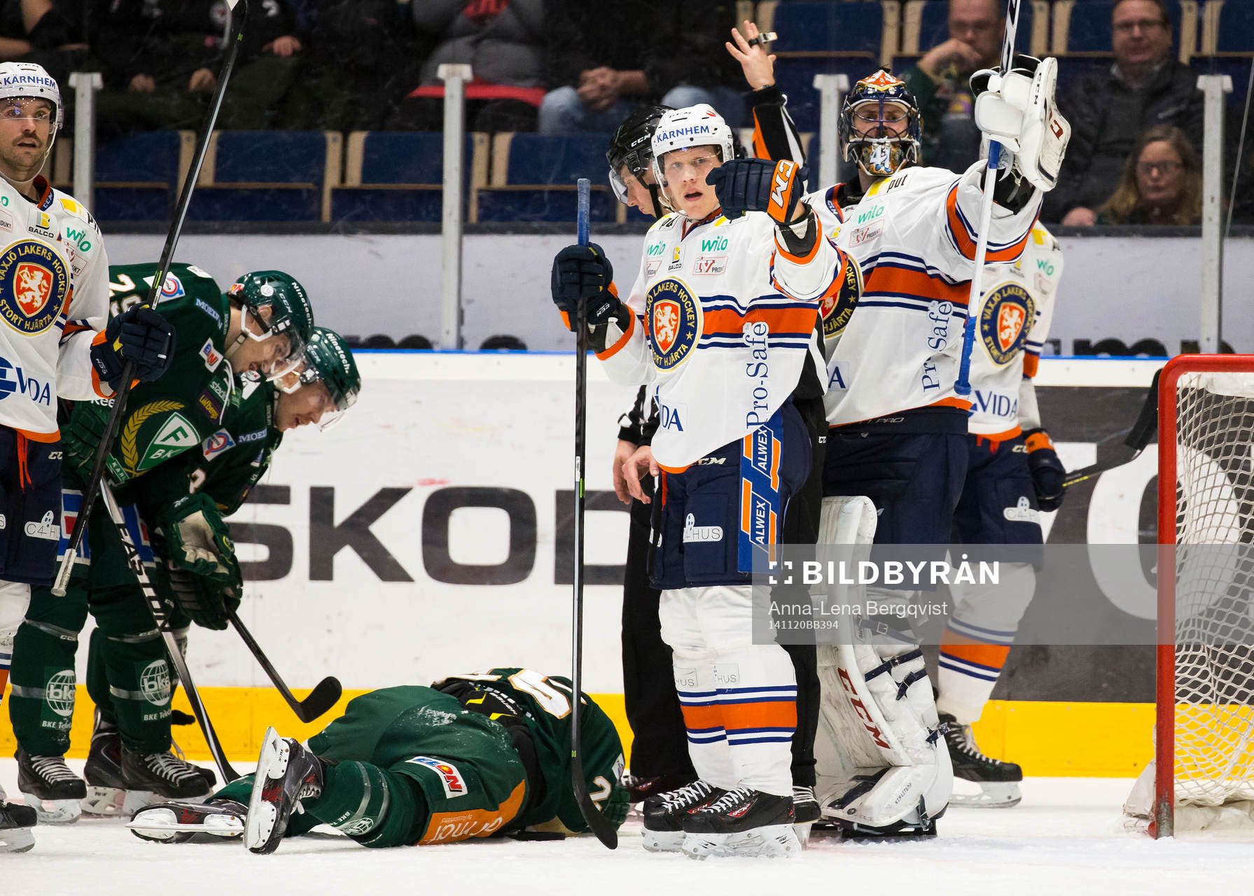 Färjestads Anton Hedman får en puck på hakan och