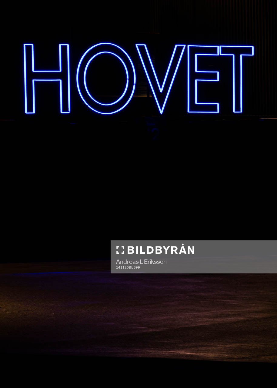 Hovets neonskylt lyser i mörkret