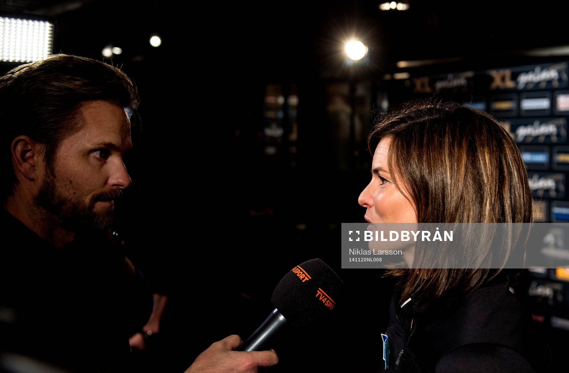 Susanna Kallur intervjuas av Max Grinndal under en presskonferens den 20 november 2014 i Stockholm.
