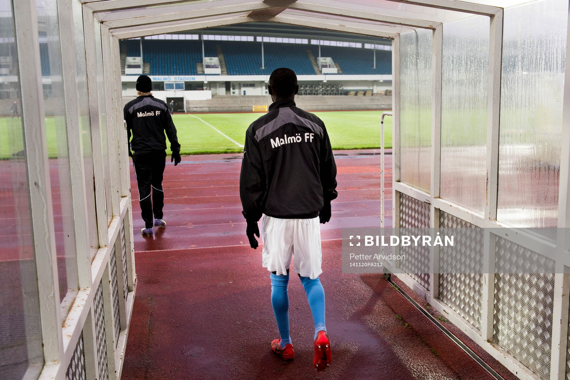 Malmö FFs Enock Kofi Adu på väg ut till Malmö Stadion
