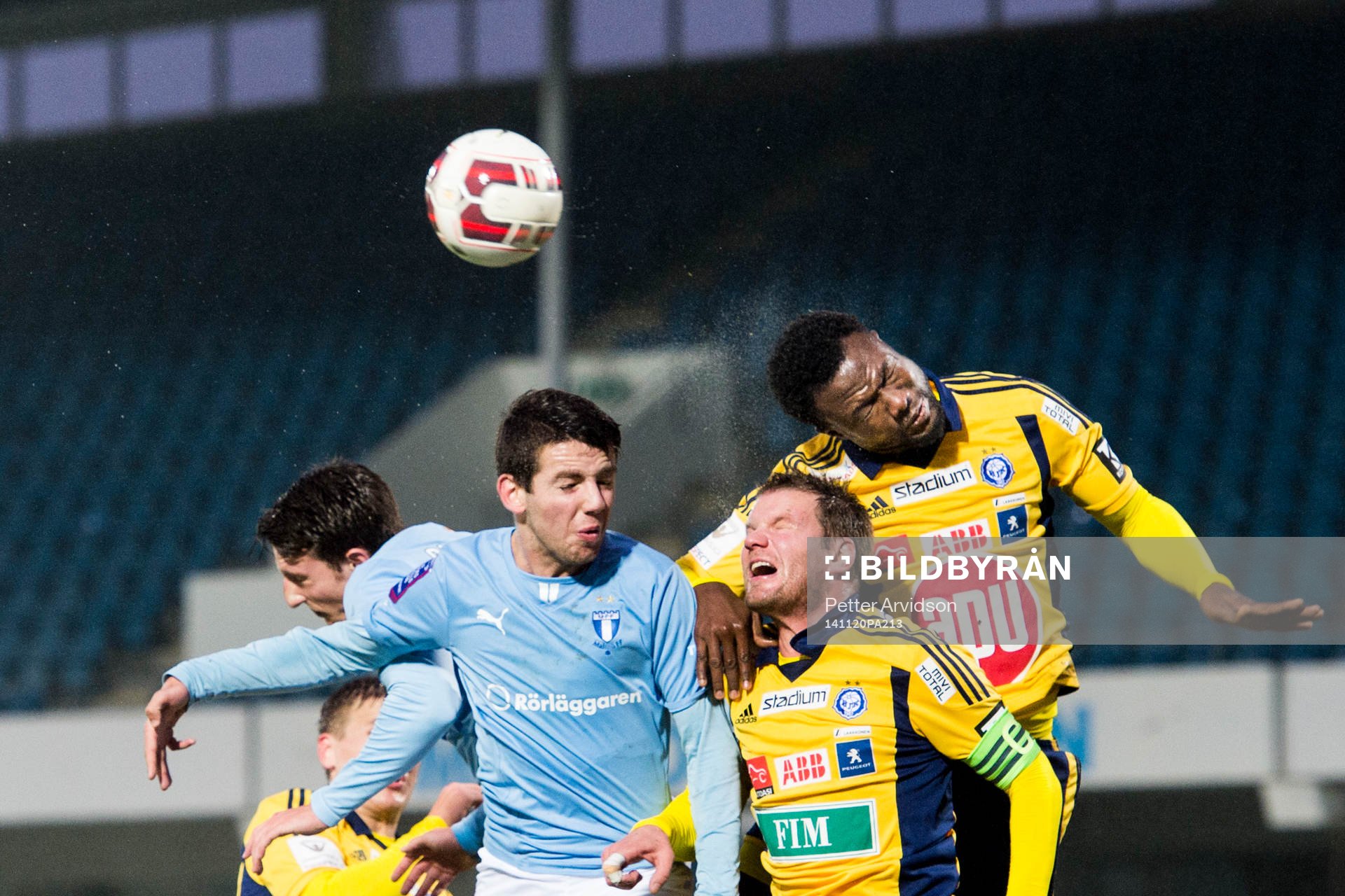 Malmö FFs Erdal Rakip i nickduell med Helsingfors Teemu Tainio och Gideon Baah under träningsmatchen mellan Malmö FF och HJK Helsingfors den 20 november 2014 i Malmö.
