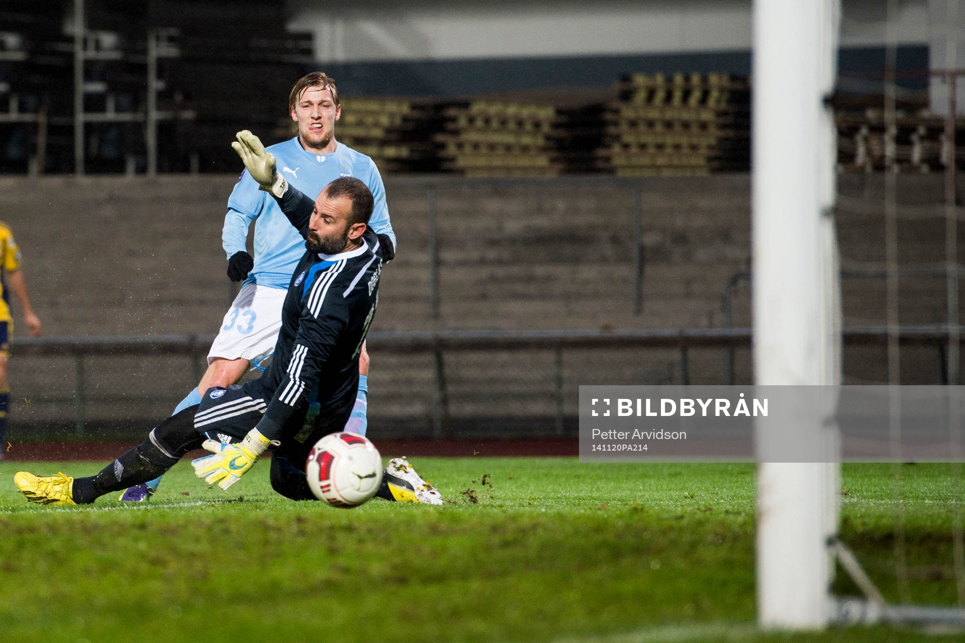 Malmö FFs Emil Forsberg gör 1-0 mellan benen på