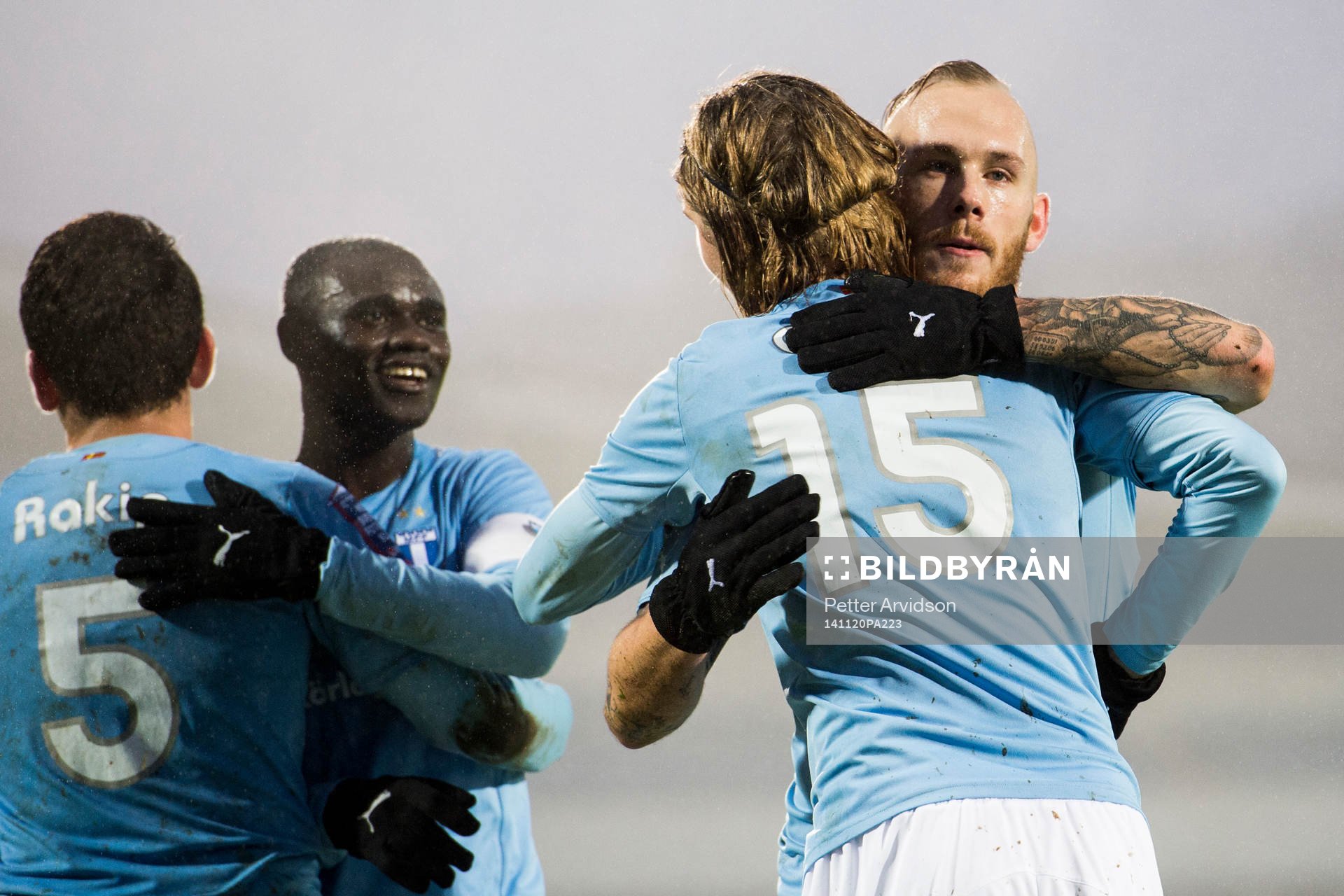 Malmö FFs Magnus Eriksson kramar om Pawel Cibicki