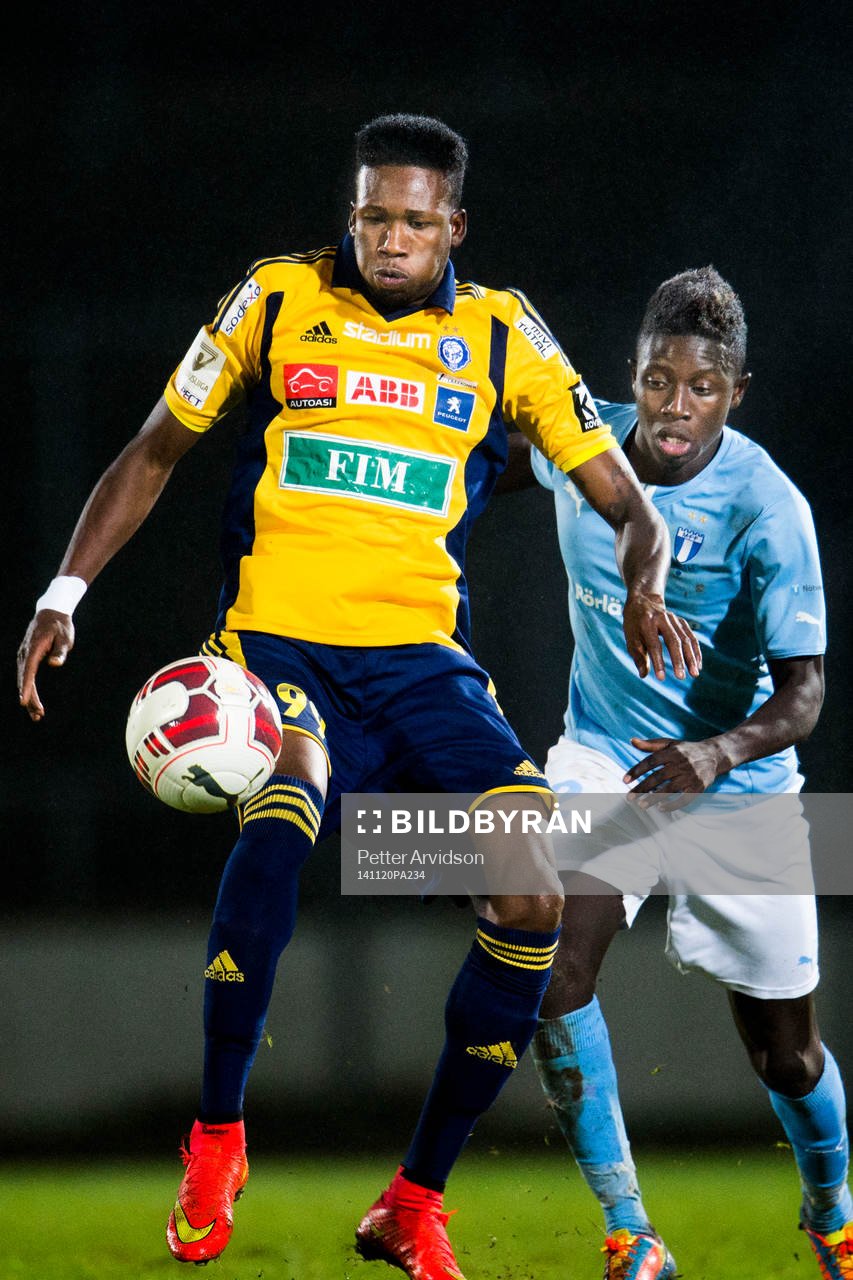 Helsingfors Macoumba Kandji och Malmö FFs Pa Konate