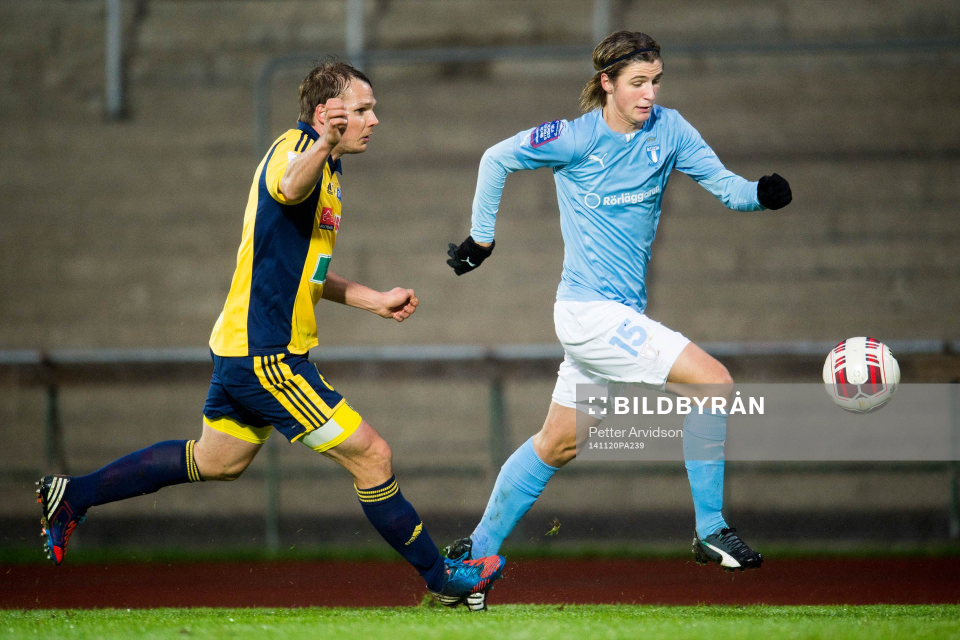 Malmö FFs Pawel Cibicki jagas av Helsingfors Markus Heikkinen under träningsmatchen mellan Malmö FF och HJK Helsingfors den 20 november 2014 i Malmö.