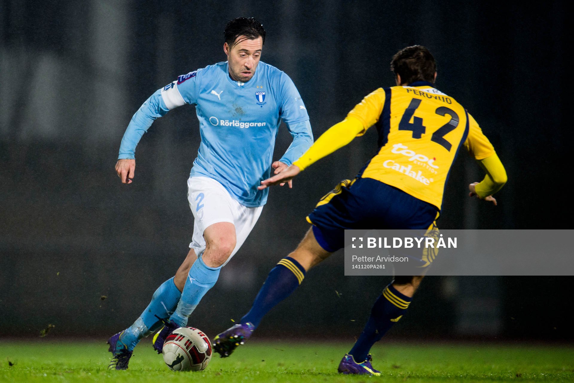 Malmö FFs Matias Concha och Helsingfors Joel Perovuo under träningsmatchen mellan Malmö FF och HJK Helsingfors den 20 november 2014 i Malmö.