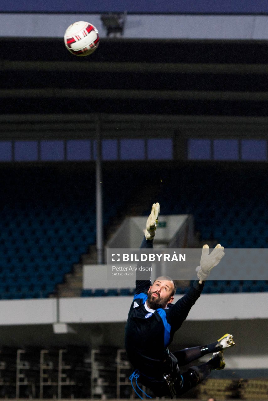 Helsingfors målvakt Antonio Doblas kastar sig mot en boll
