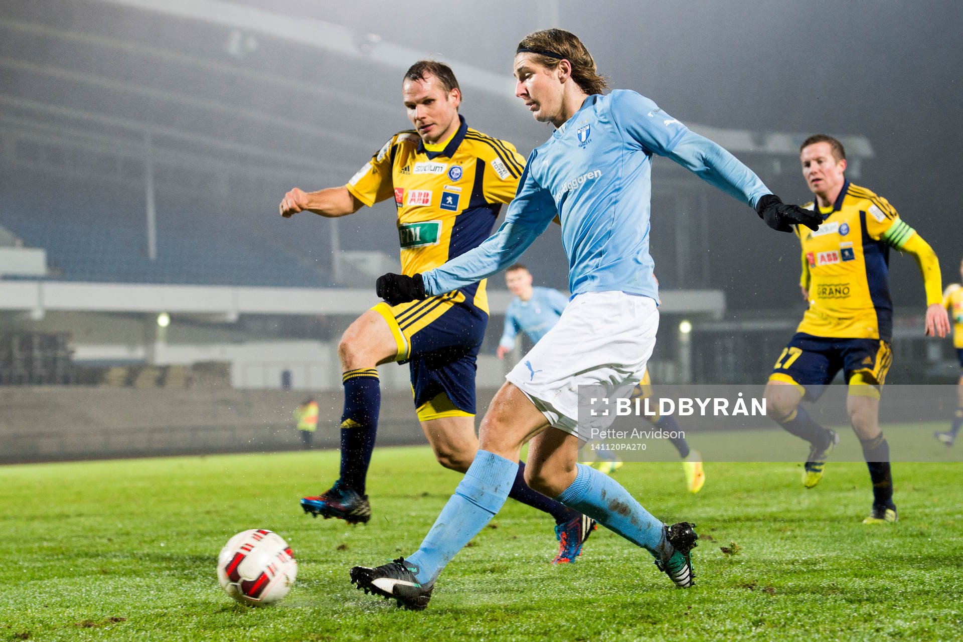 Malmö FFs Pawel Cibicki spelar in bollen