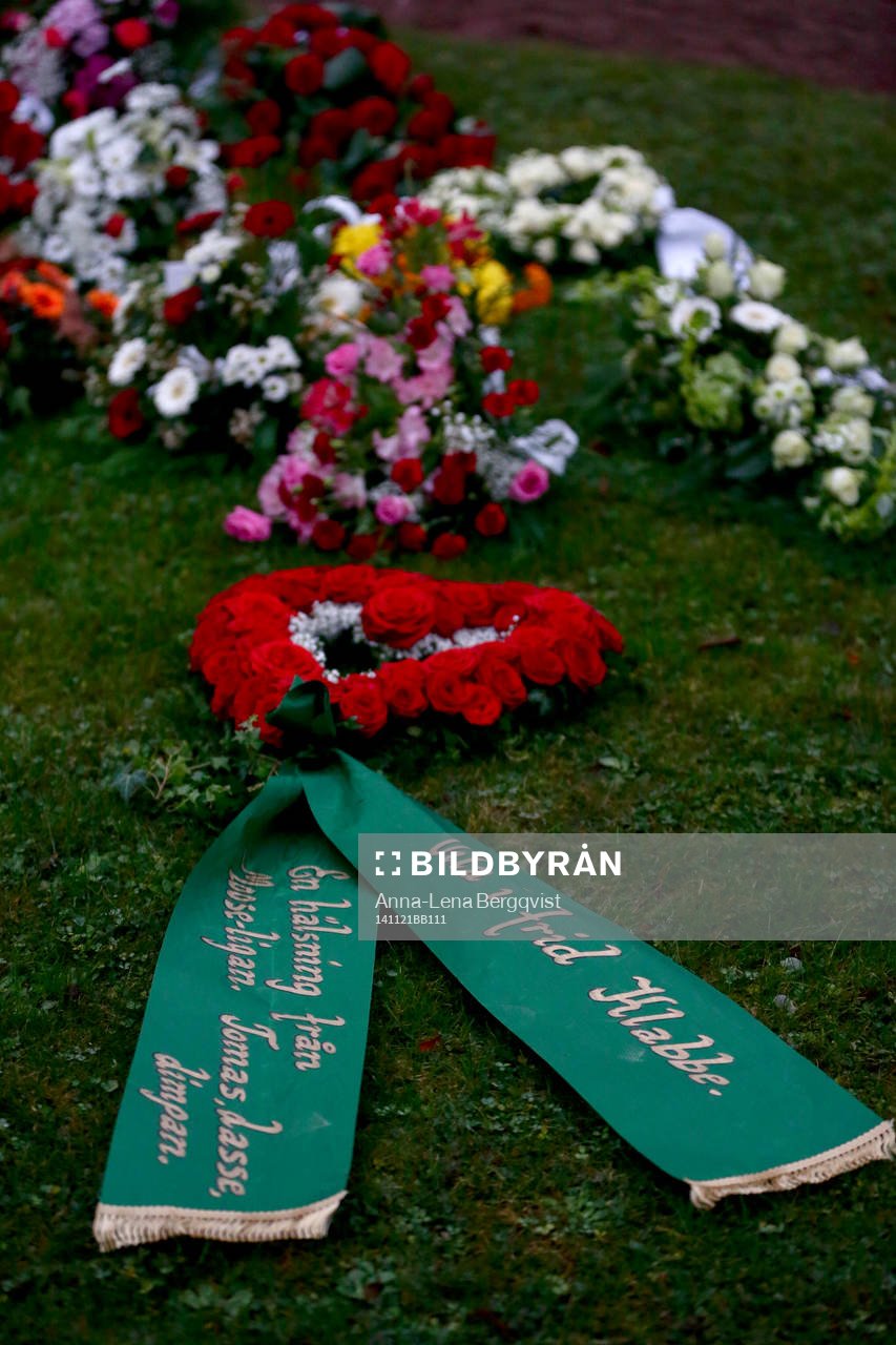 Blom buketter läggs utanför kyrkan efter Klas Ingessons begravning den 21 november 2014 i Ödeshög.