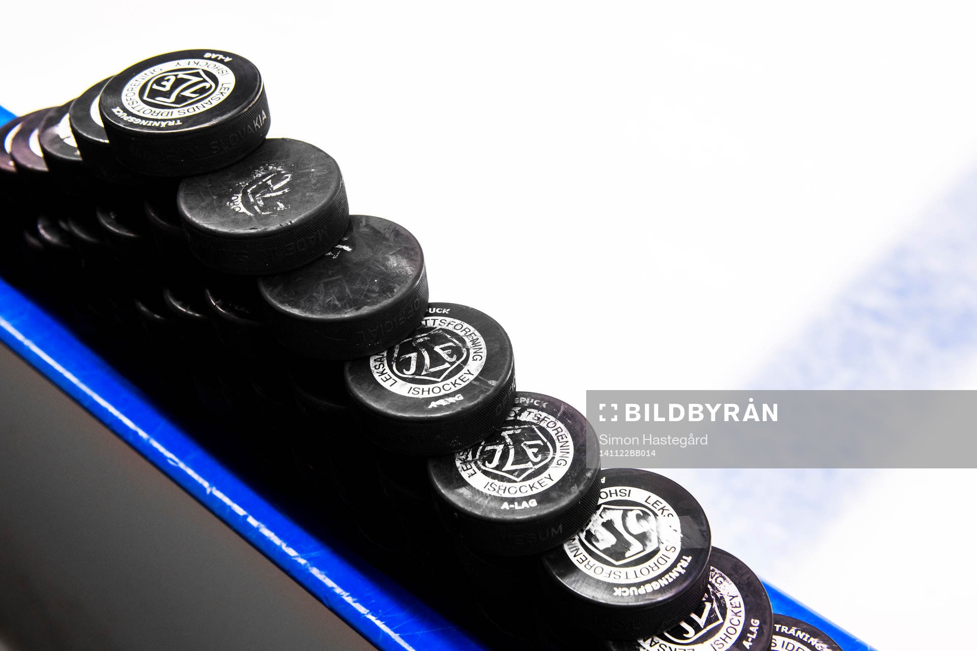 Träningspuckar före ishockeymatchen i SHL mellan Leksand