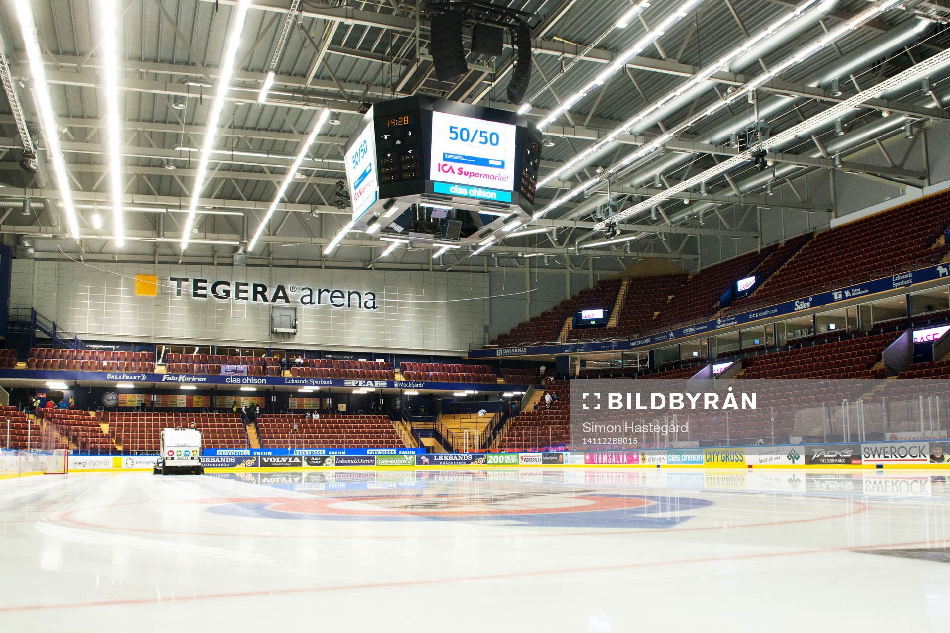 Isen förbereds före ishockeymatchen i SHL mellan Leksand