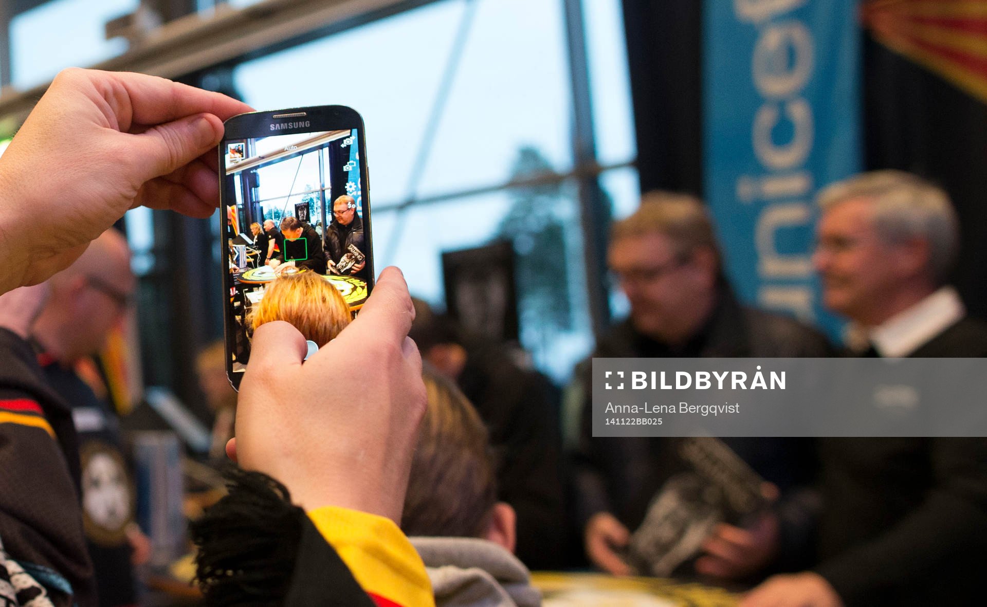 En supporter fotograferar bröderna Börje och Stig Salming
