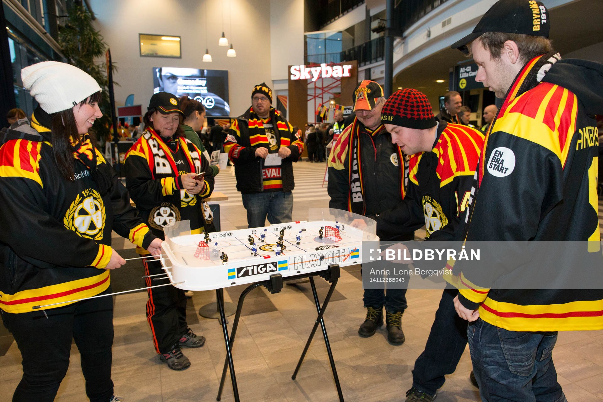 Brynässupportrar spelar ishockeyspel i entrén