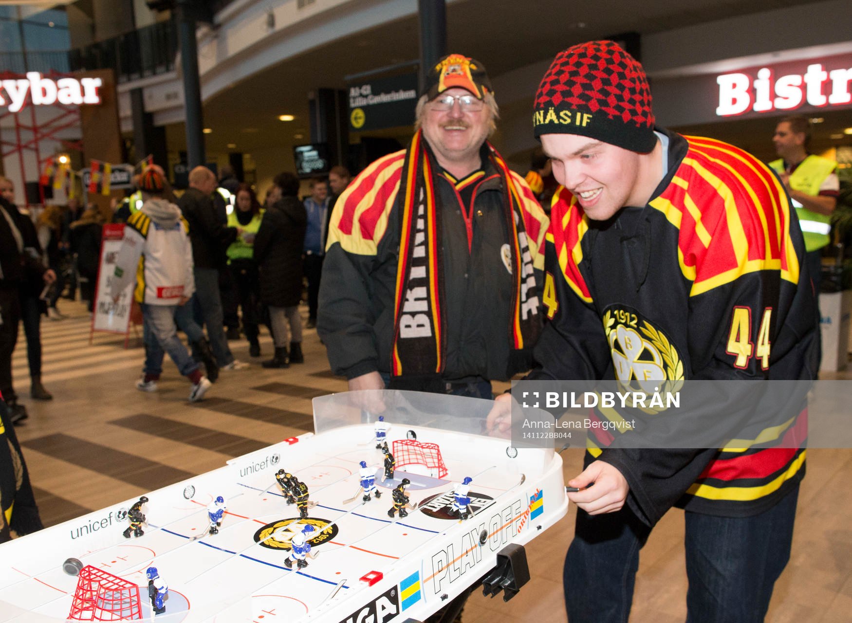 Brynässupportrar spelar ishockeyspel i entrén