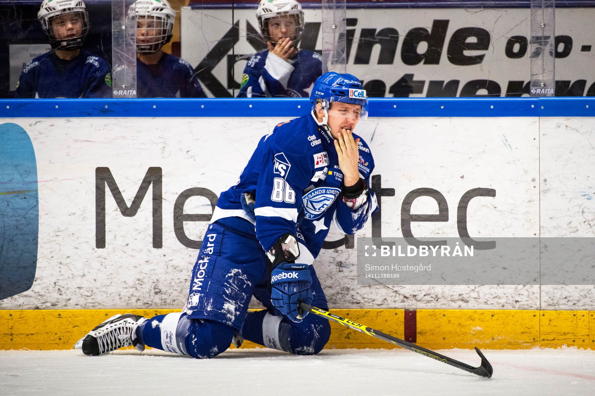 Leksands  Veli-Matti Savinainen har ont och lämnar isen i
