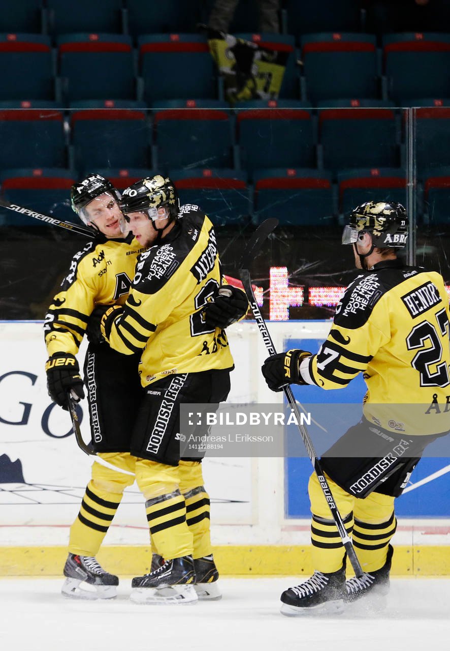 s Fredrik Hynning gör 1-0 och jublar med Johan Andersson