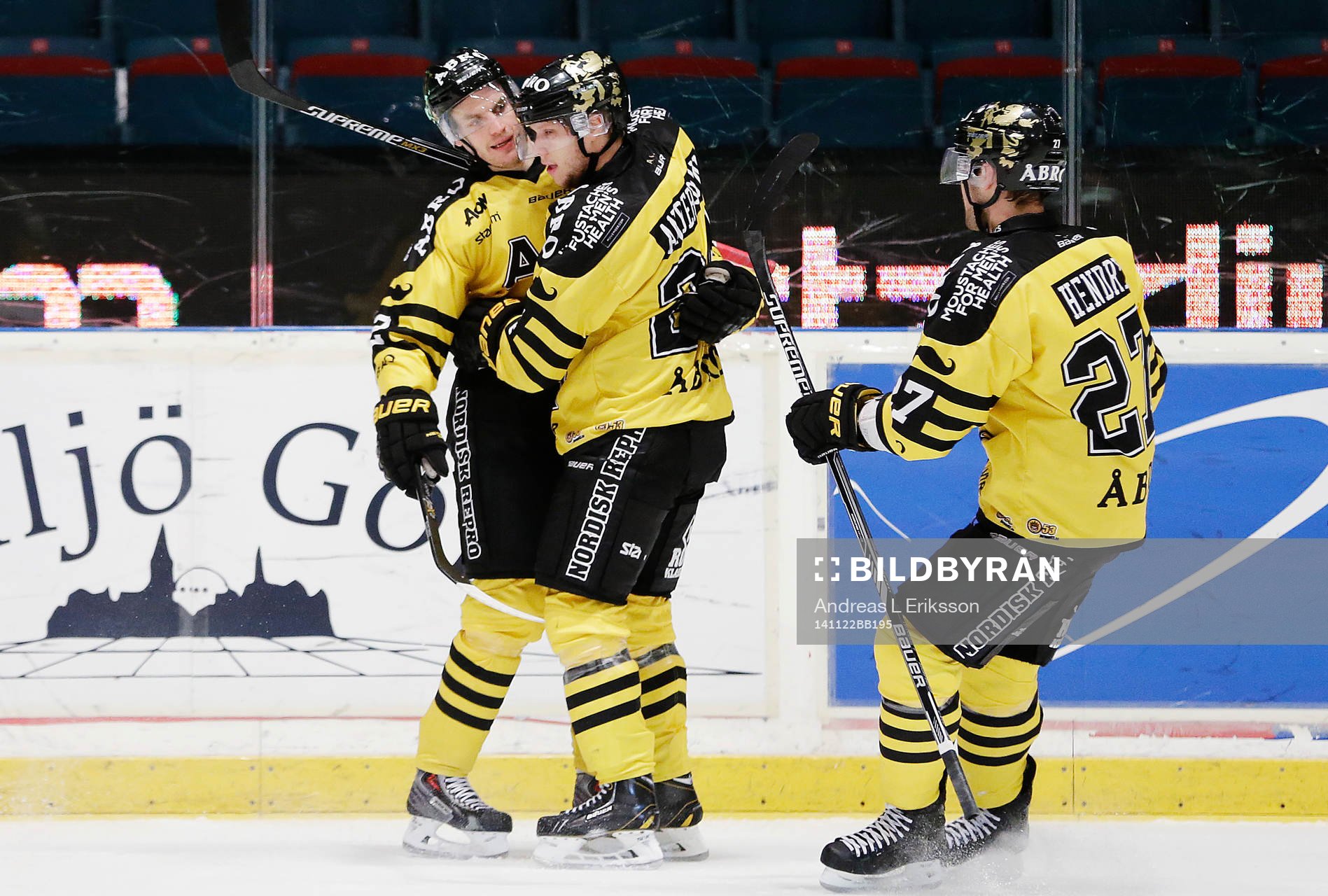 s Fredrik Hynning gör 1-0 och jublar med Johan Andersson