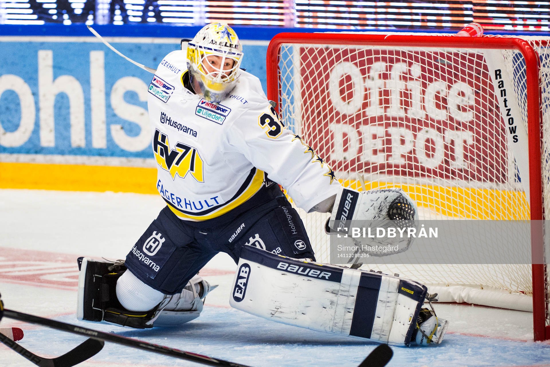 HV71s målvakt Gustaf Wesslau