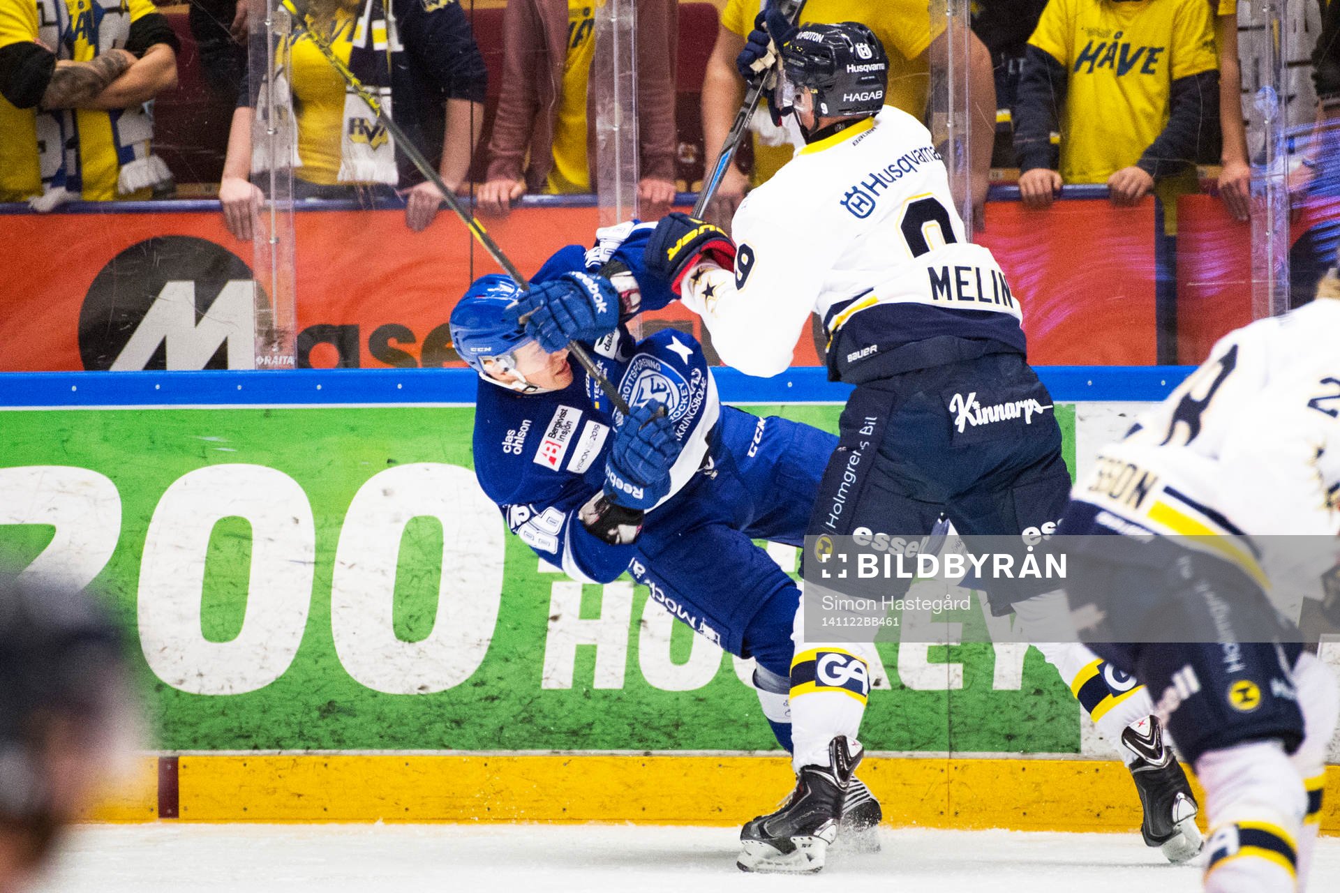 Leksands Veli-Matti Savinainen blir tacklat utav HV71s