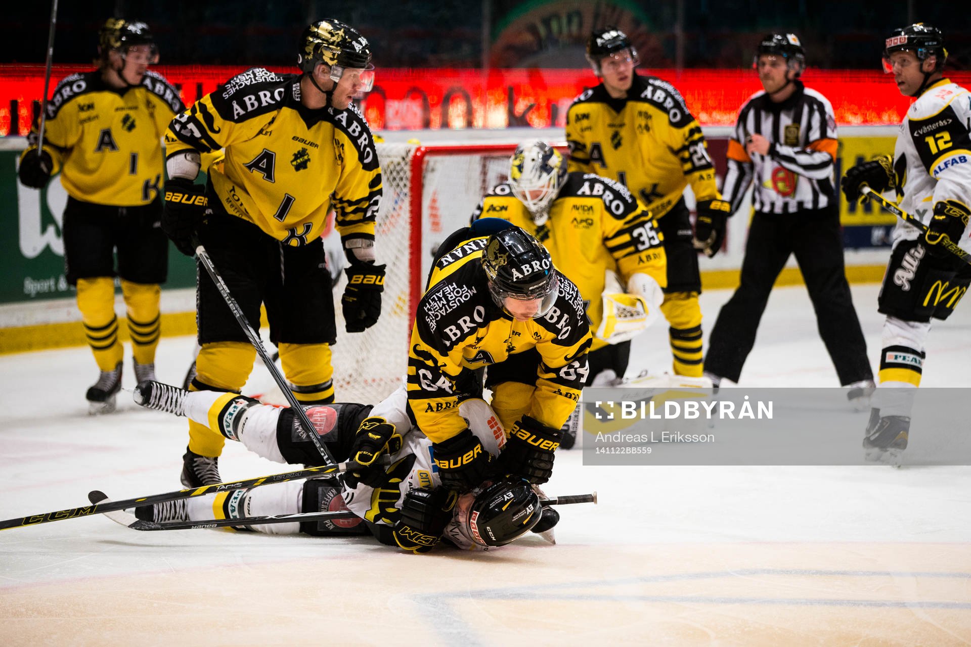 s Ryan McKiernan trycker ner Västerås Eddie Davidsson
