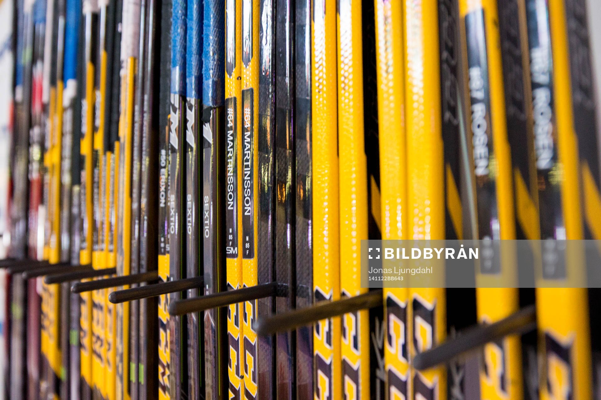 Hockeyklubbor uppställda