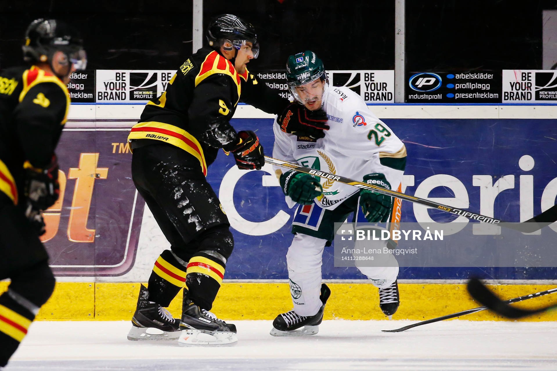 Brynäs Niclas Andersén och Färjestads Luciano Aquino