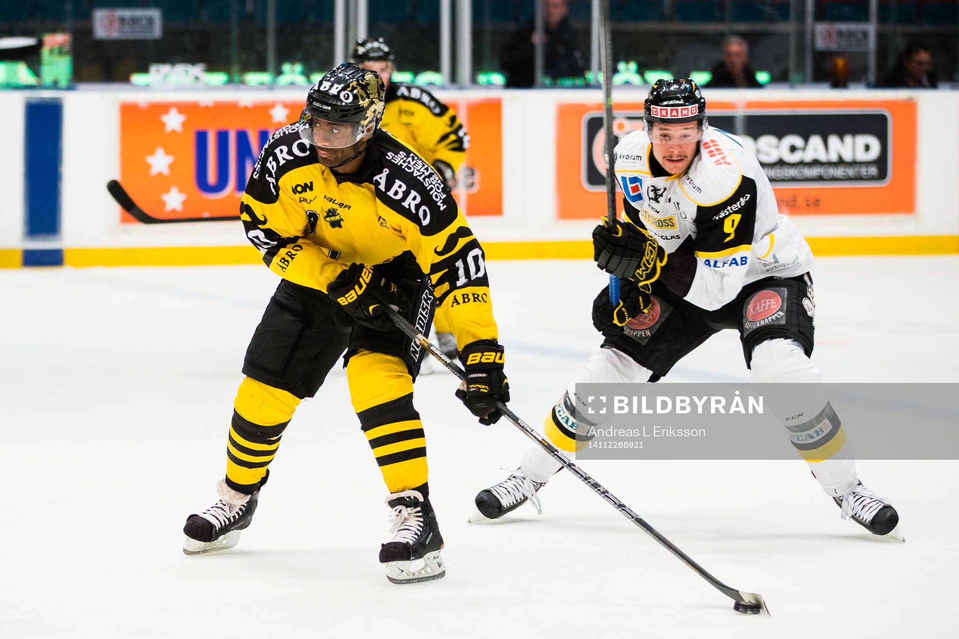 s Yared Hagos med pucken jagandes av Västerås Jan Urbas