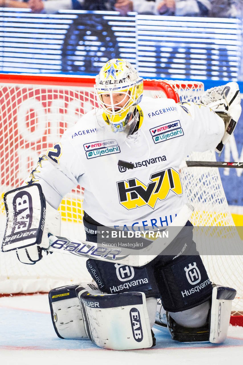 HV71s målvakt Gustaf Wesslau räddar skott