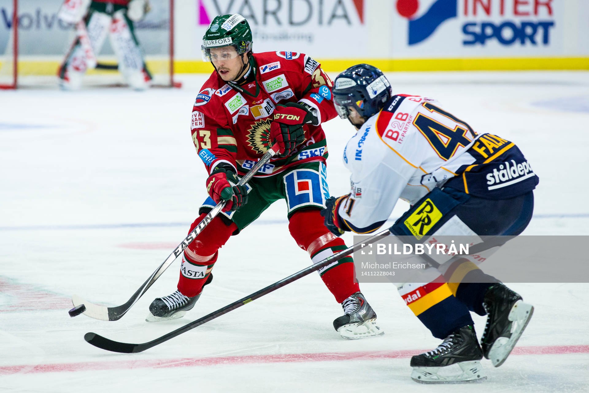 Frölundas Elias Fälth droppar pucken förbi Djurgårdens