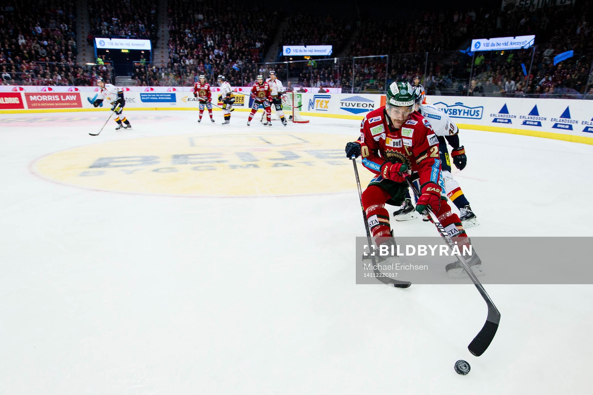 Frölundas Joel Lundqvist håller undan för Djurgårdens