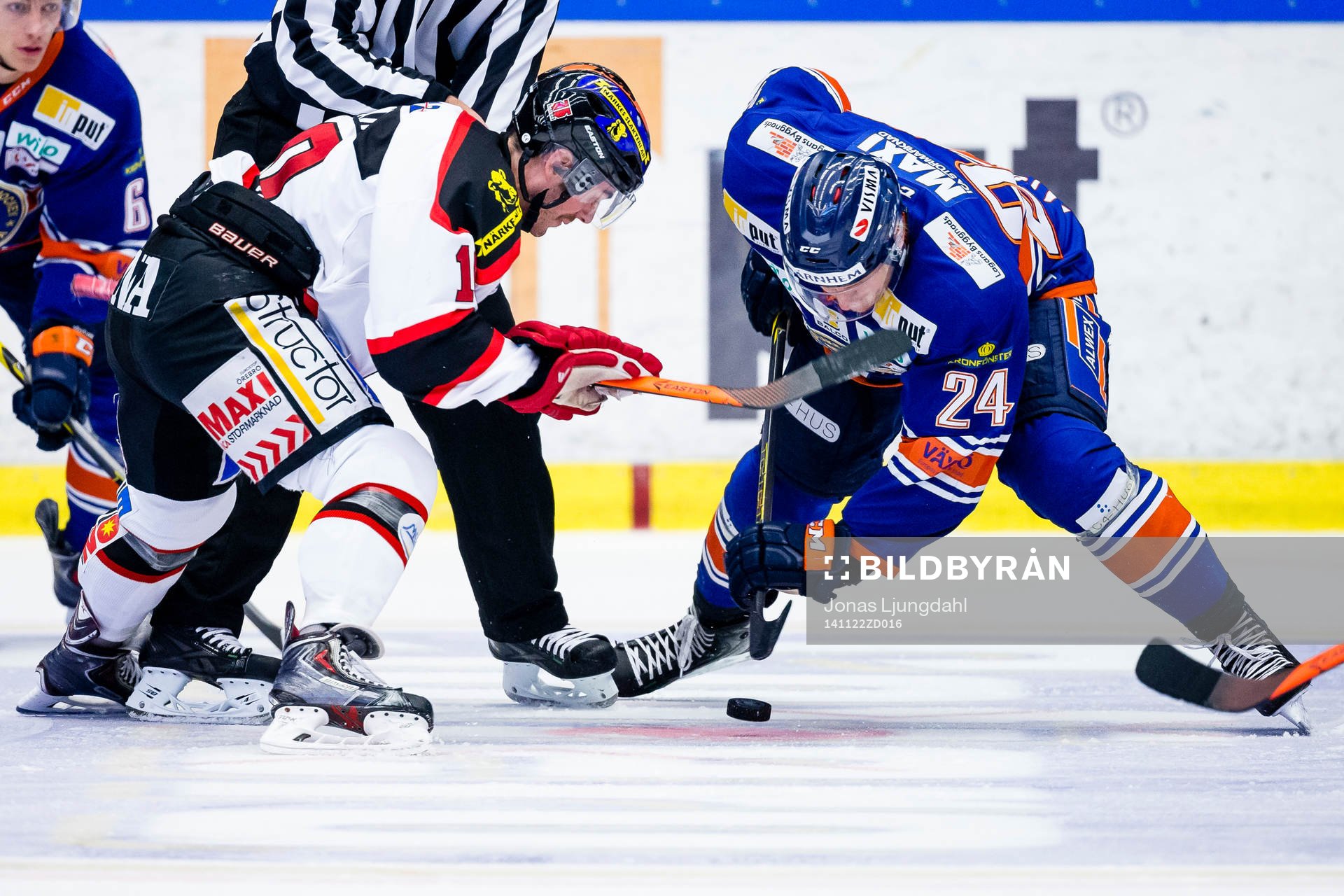 Tek mellan Örebros Derek Ryan  och Växjös Jani Lajunen