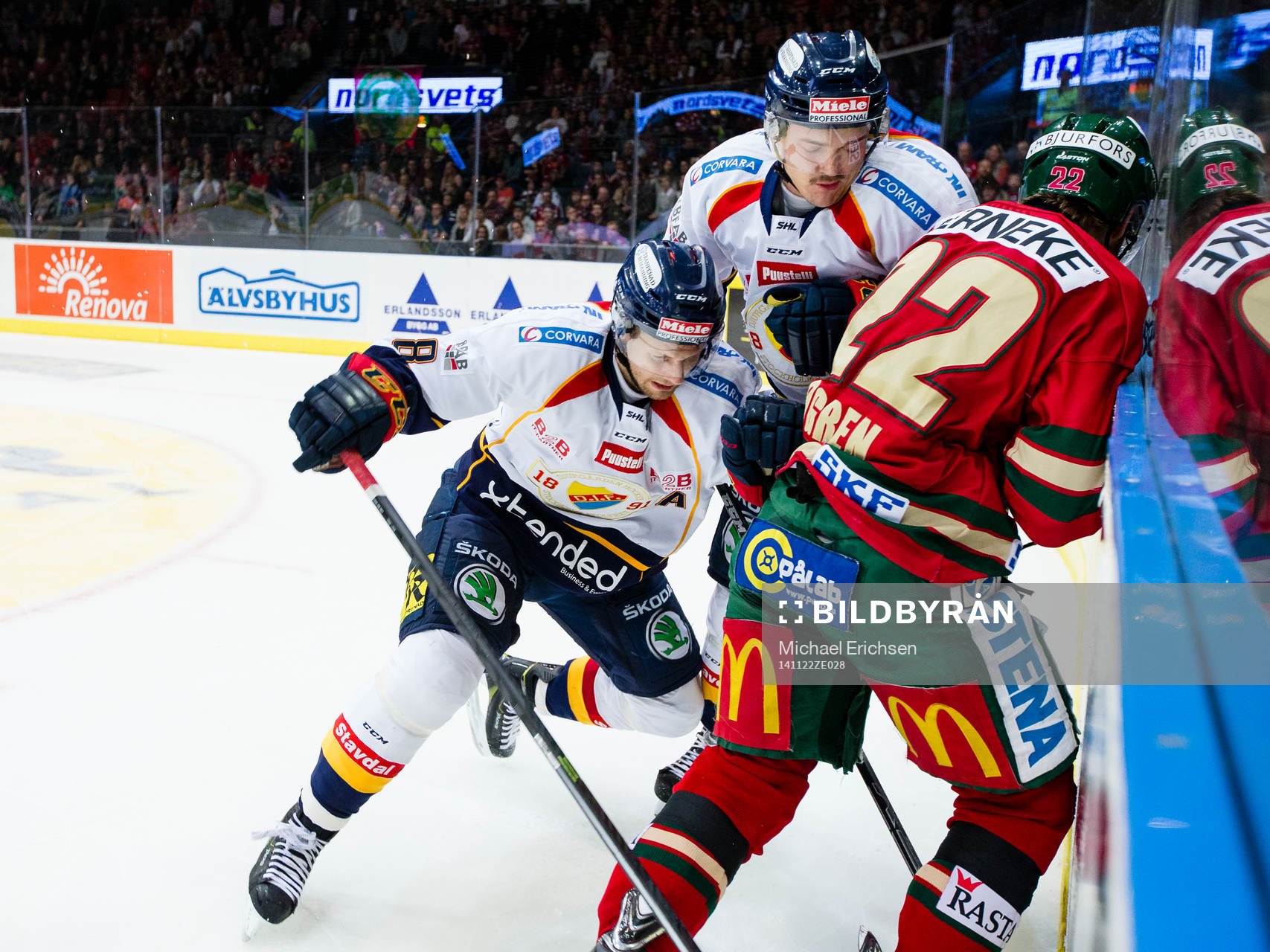 Frölundas Robin Figren i kamp om pucken vid sargen med