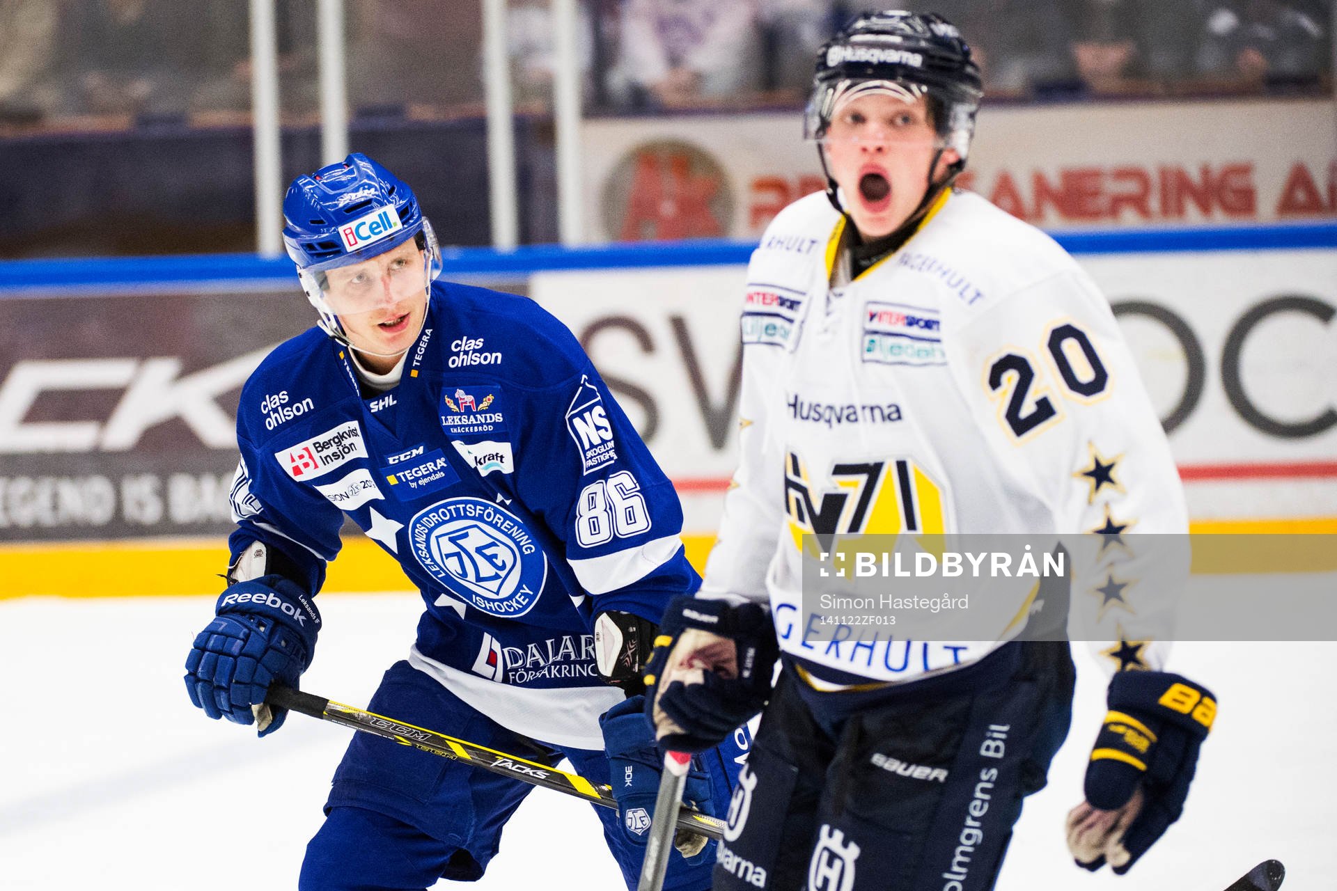 Leksands  Veli-Matti Savinainen och HV71s Lawrence Pilut