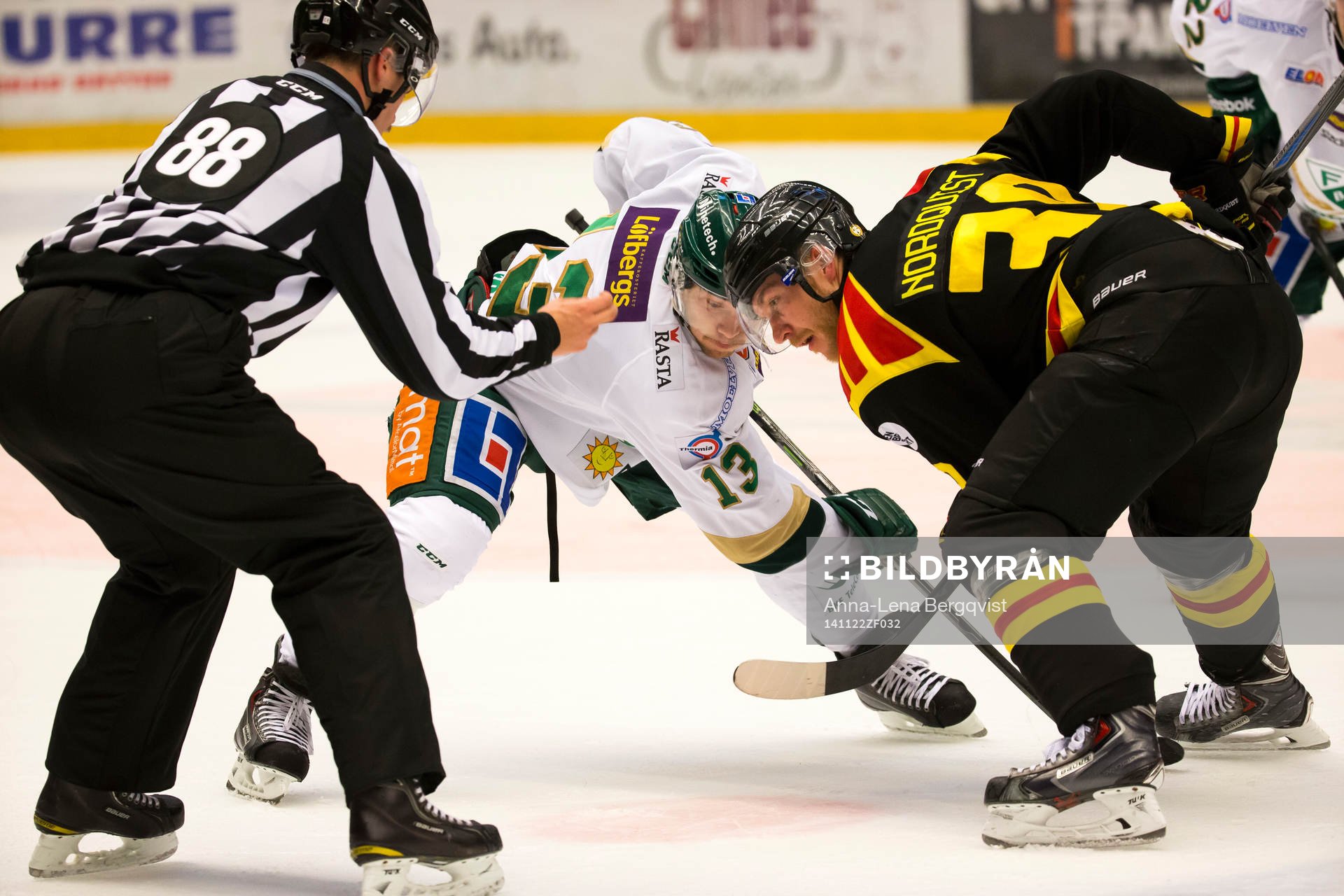 Färjestads Linus Persson  och Brynäs Jonas Nordquist tekar
