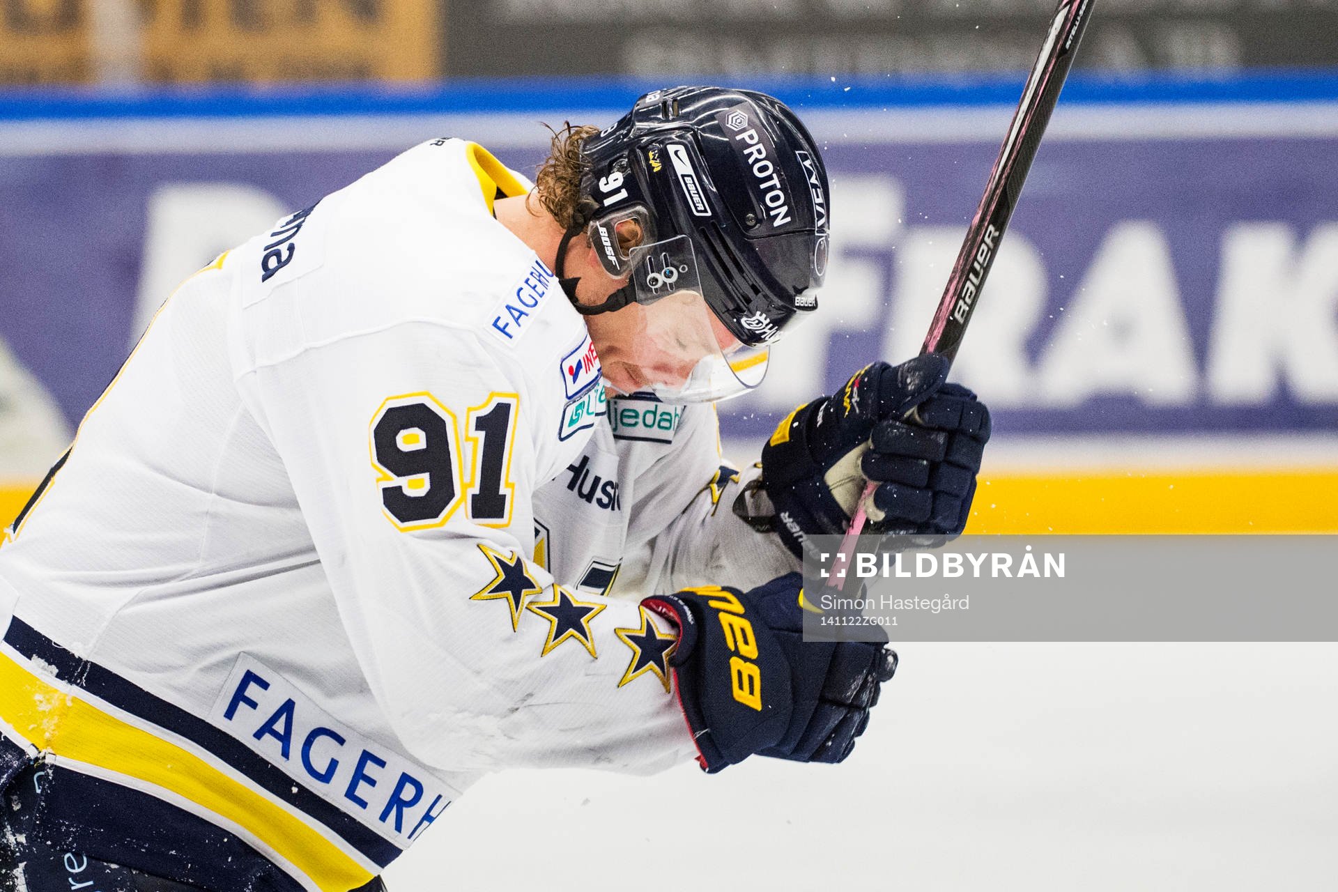 HV71s Andreas Jämtin slår klubban i isen