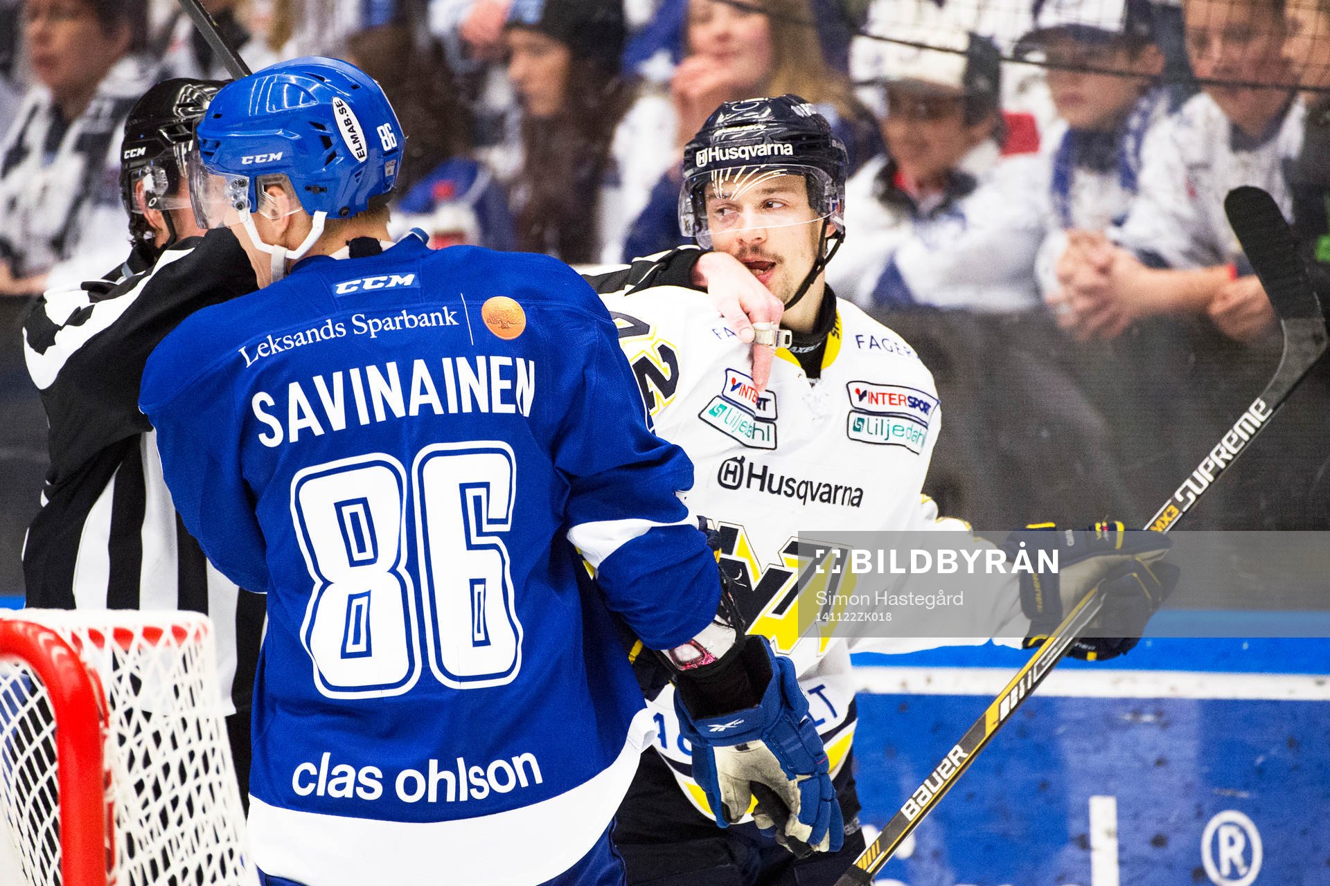 Domaren stoppar bråk emellan Leksands Veli-Matti
