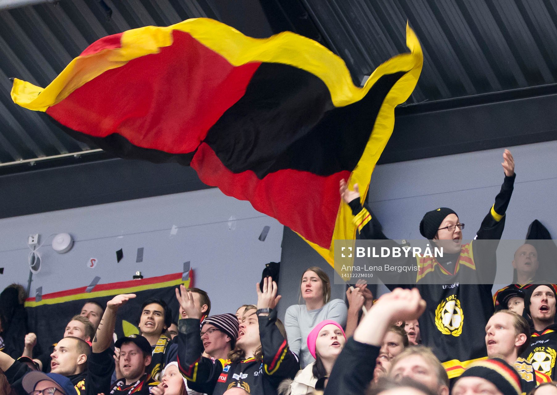 Brynäs supporters jublar på läktaren
