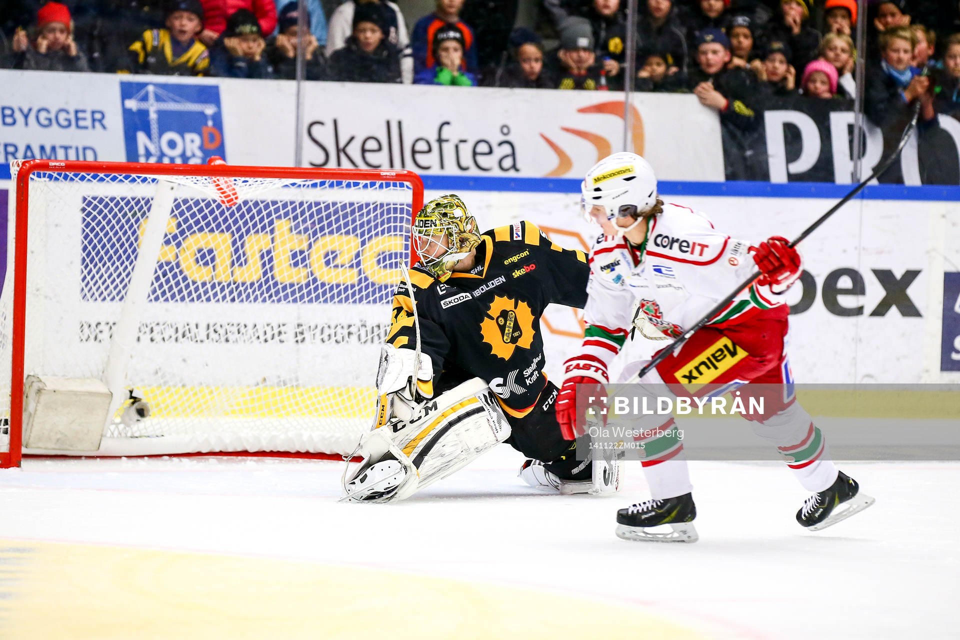 Skellefteås målvakt Erik Hanses  släpper in en straff