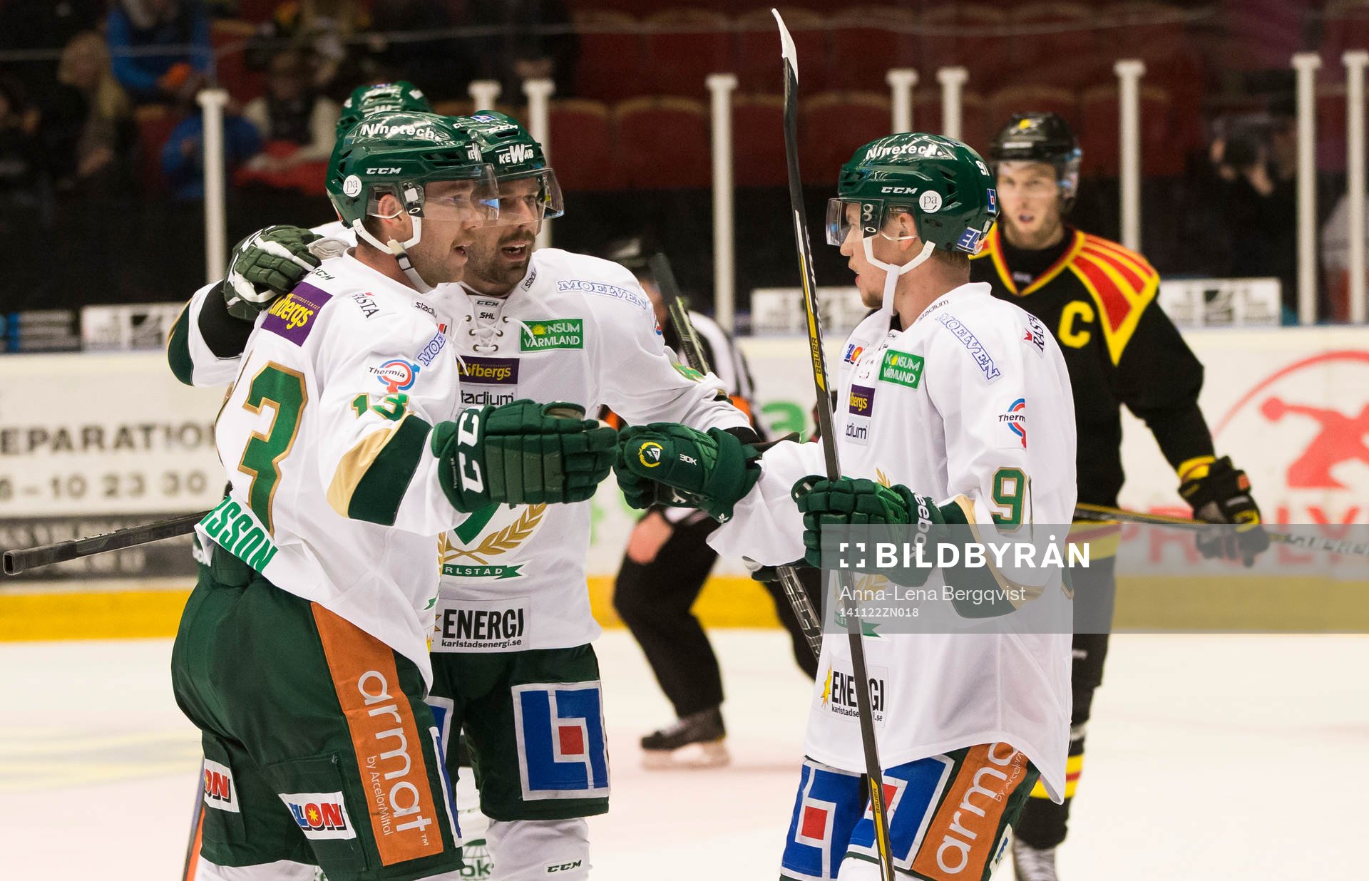 Färjestads Linus Persson  reducerar till 4-1 och firar med