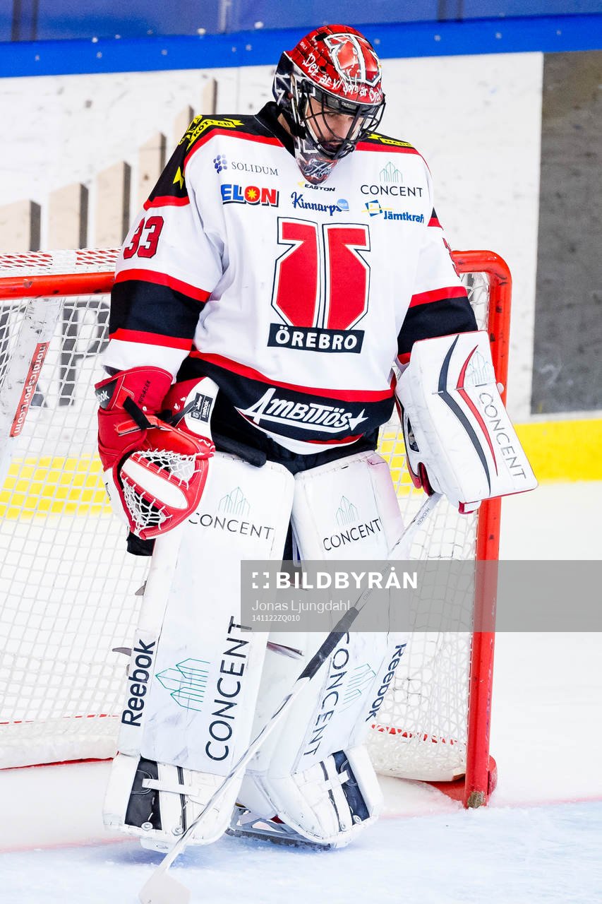 Örebros målvakt Julius Hudacek deppar