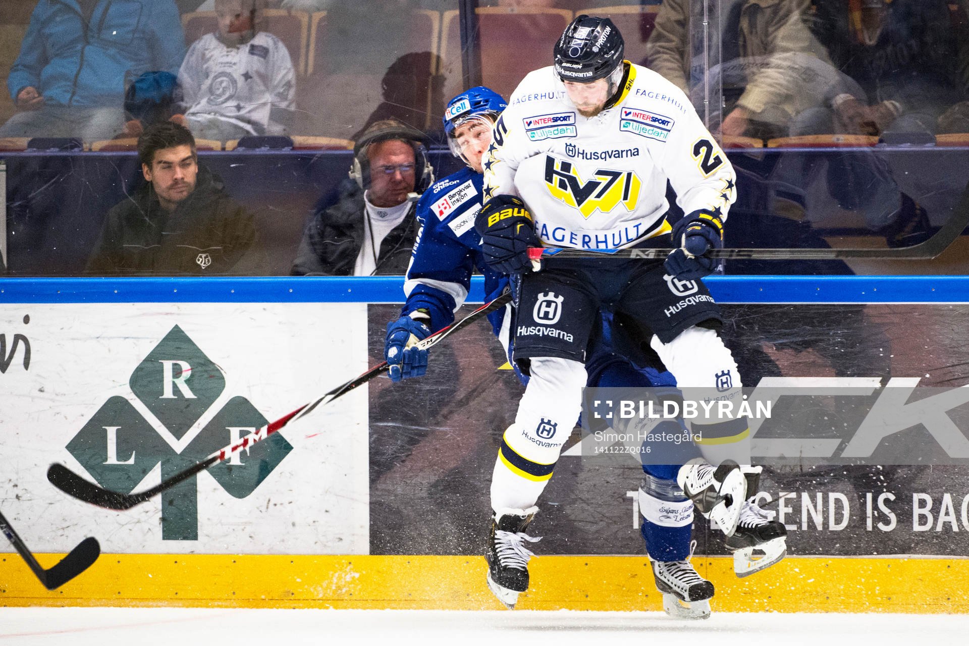 Leksands Tobias Forsberg blir tacklad utav HV71s Mattias