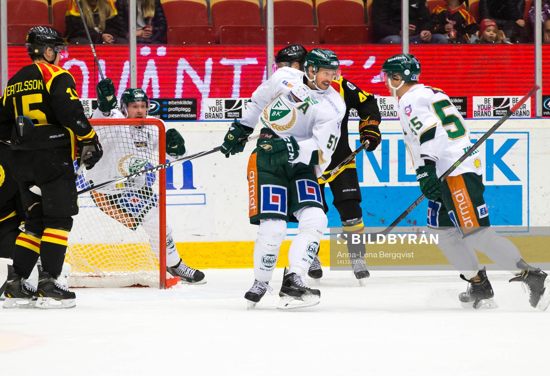 Färjestads Ole-Kristian Tollefsen jublar men målet blir