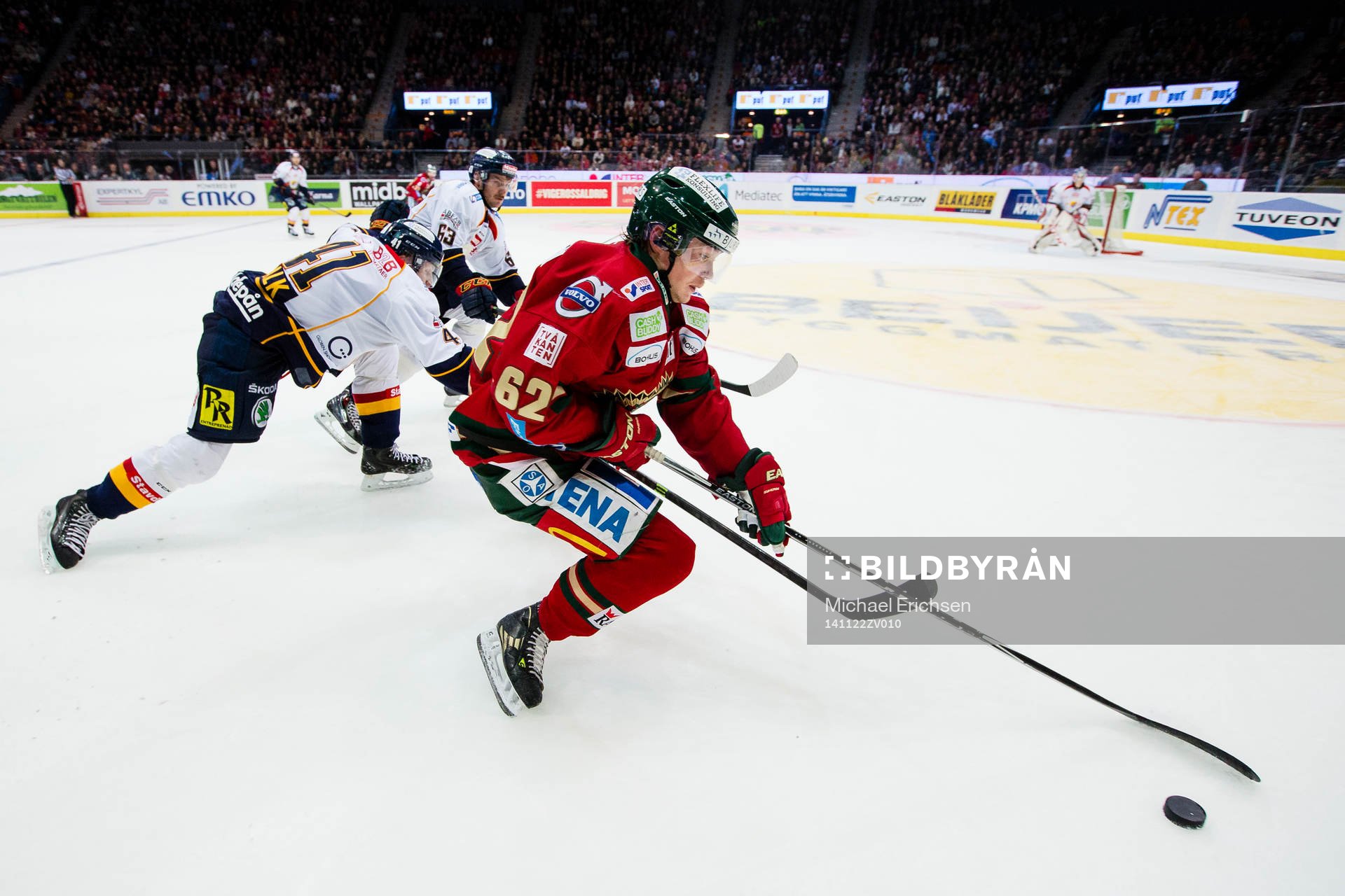 Frölundas Artturi Lehkonen tar sig förbi Djurgårdens