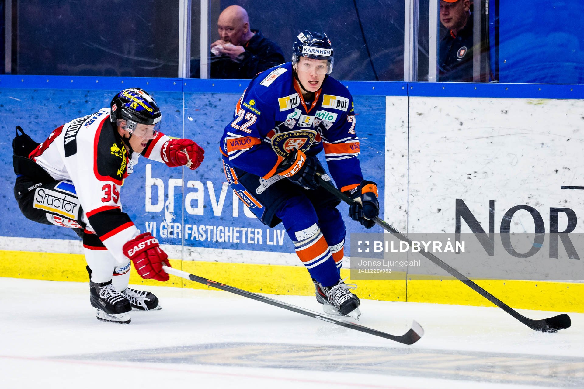 Örebros Ville Viitaluoma jagar Växjös Gustav Rydahl