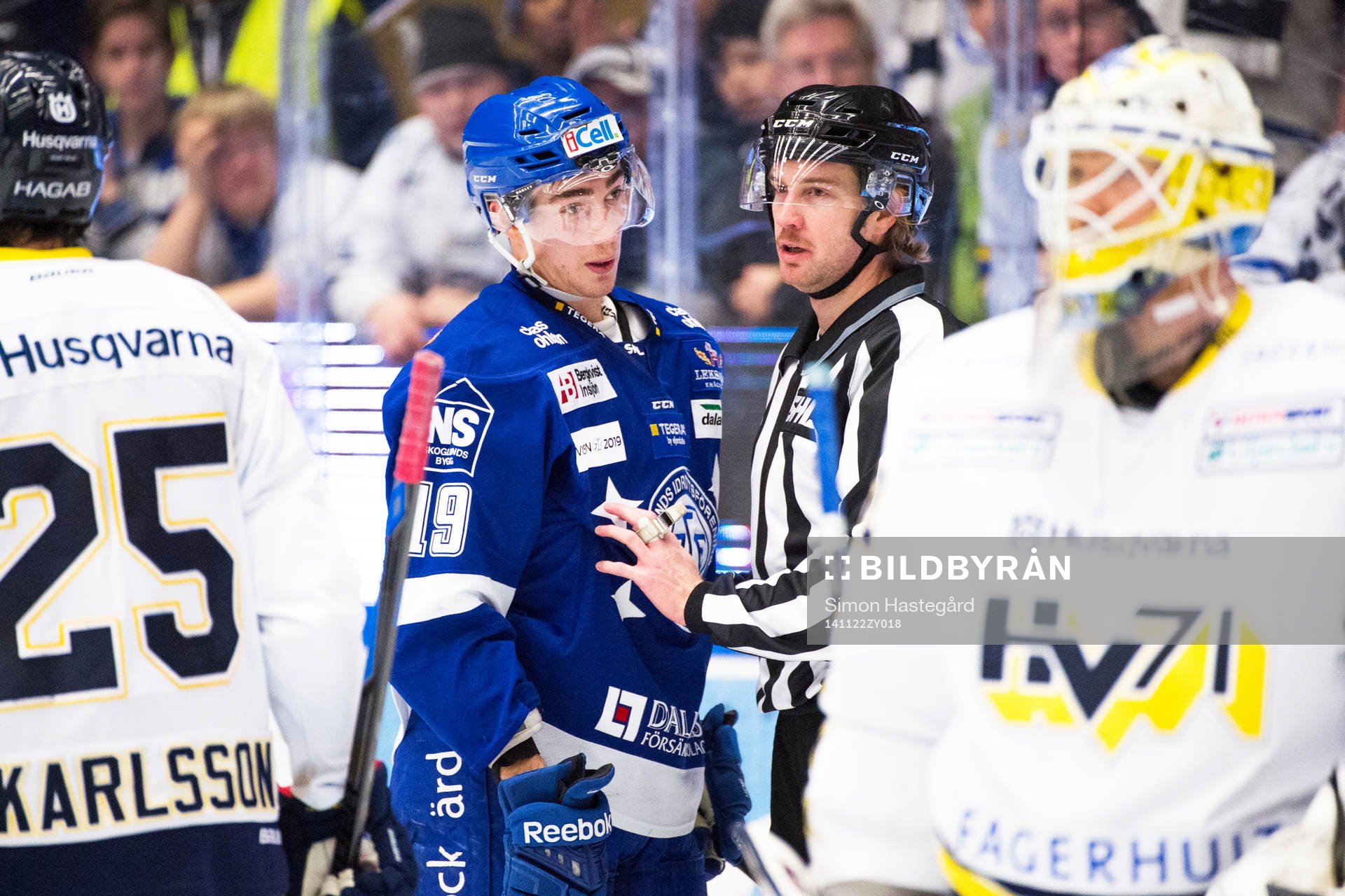 Leksands  Tobias Forsberg i samtal med linjedomaren