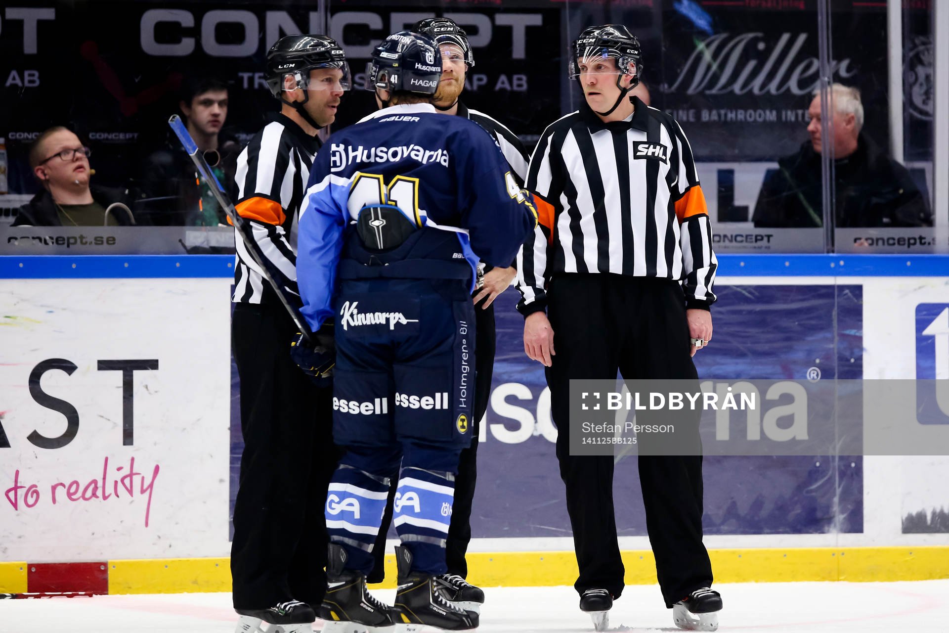 s Chris Campoli framme hos domarna Marcus Linde och Morgan