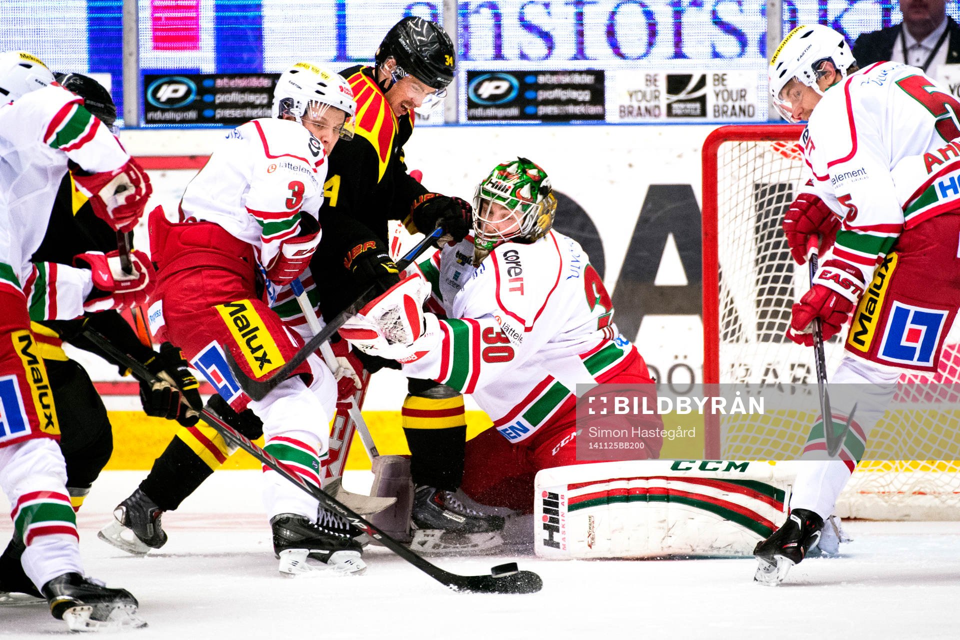 Brynäs Daniel Brodin stör framför Modos Joonas