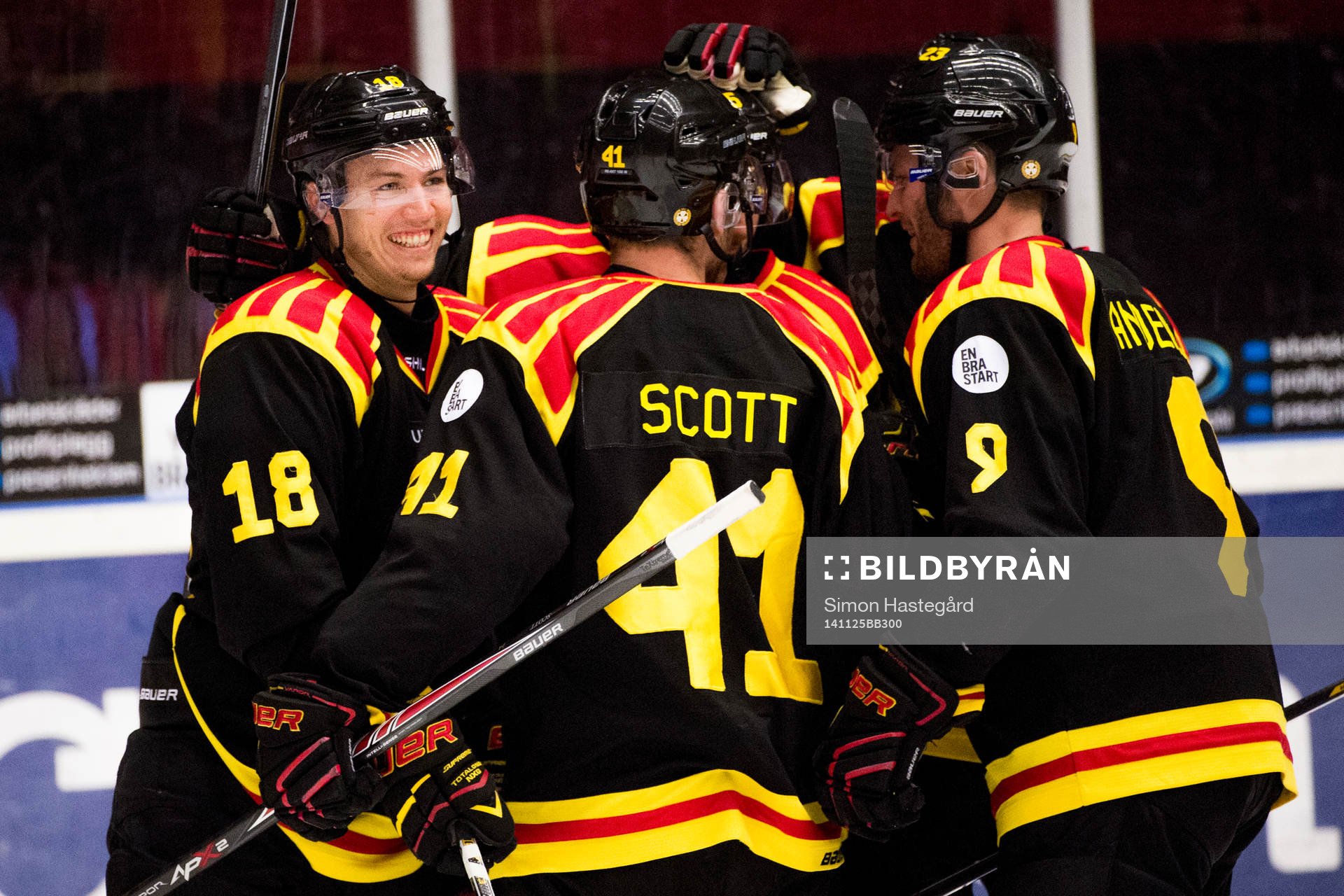 Brynäs Anton Rödin, Greg Scott och Niclas Andersén jublar