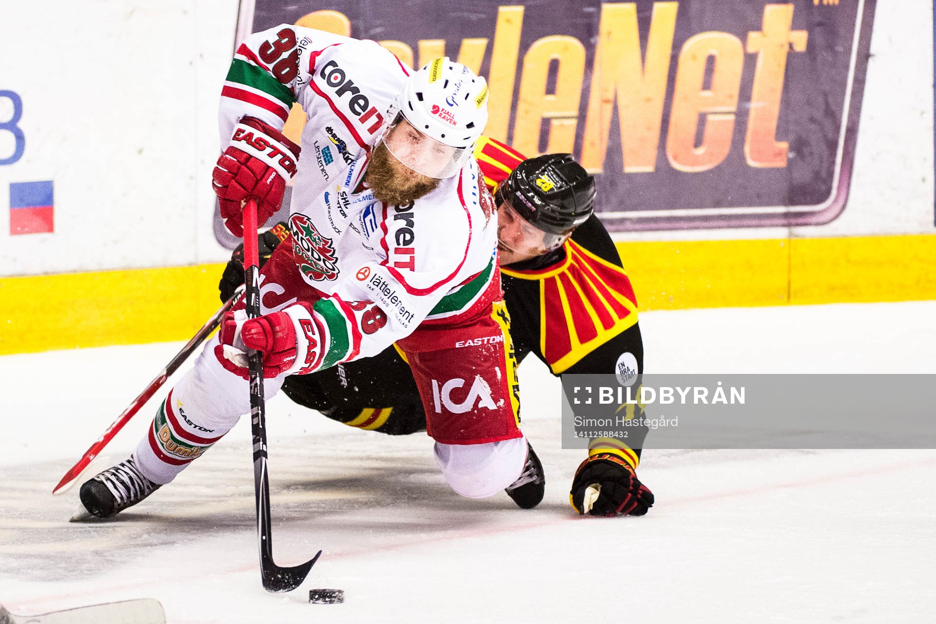 Modos Nichlas Torp och Brynäs Emil Lundberg faller